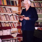 Raamatukogu kauaaegsed lugejad ja aktiivsed Kiltsi kultuurielu edendajad Liina Väizanen ja Vaike Kadak luulemontaaži ette kandmas