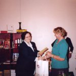  Õnnitlevad raamatukogu nõukogu liige Irene Kaldma ja Irma Raatma