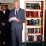 Luuletaja Erich Meerja, raamatukogu juhataja 1952 - 1985, pühendab uuele majale luuletuse
